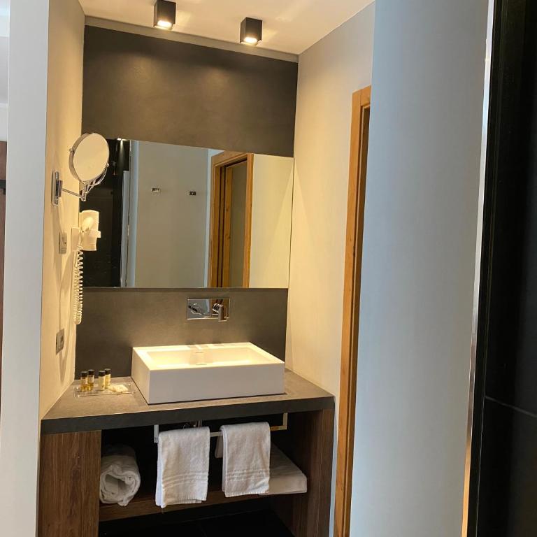 Dolomeet Boutique Hotel - Deluxe Double or Twin Room with Terrace - 14