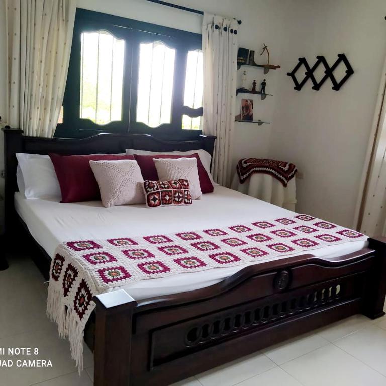 Casa Campo Emaus - Habitación con cama extragrande y vistas al jardín - 1