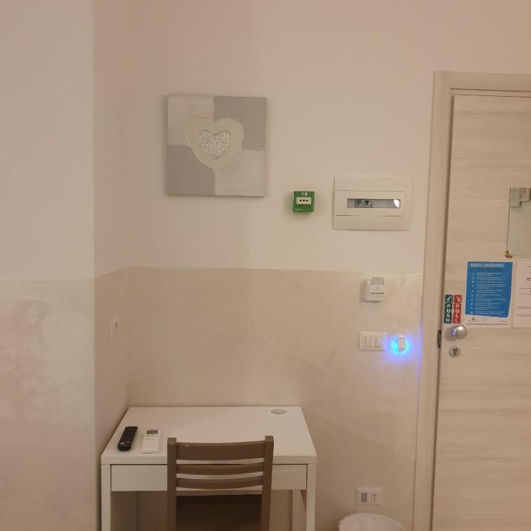 Bergamo City - Self Check-in - Camera Matrimoniale con Bagno in Comune - 5