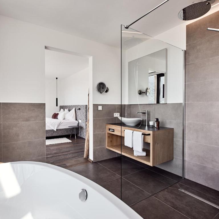 byHaller Suites & AO Restaurant - Suite con Vasca - 7