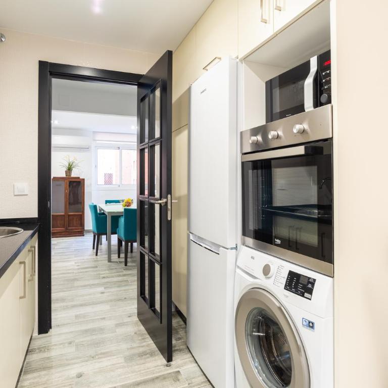 Faro, bonito apartamento en la Malagueta - Three-Bedroom Apartment - 17
