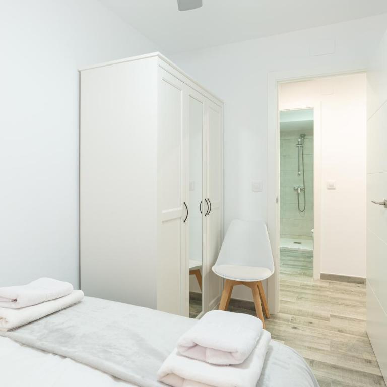 Faro, bonito apartamento en la Malagueta - Three-Bedroom Apartment - 28