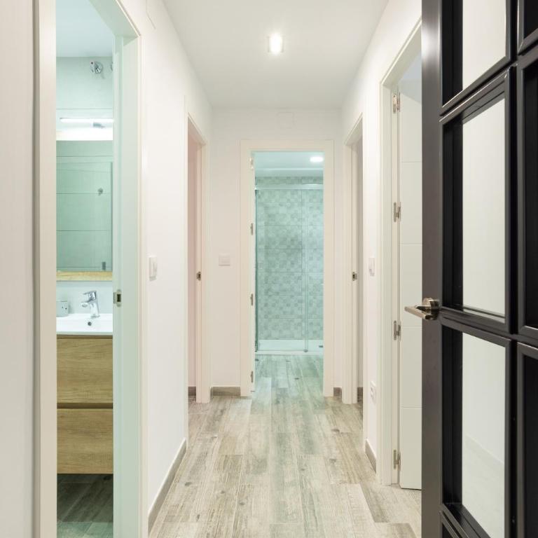 Faro, bonito apartamento en la Malagueta - Three-Bedroom Apartment - 18