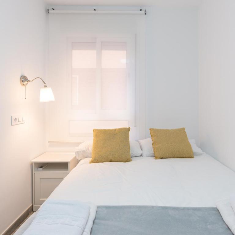 Faro, bonito apartamento en la Malagueta - Three-Bedroom Apartment - 8