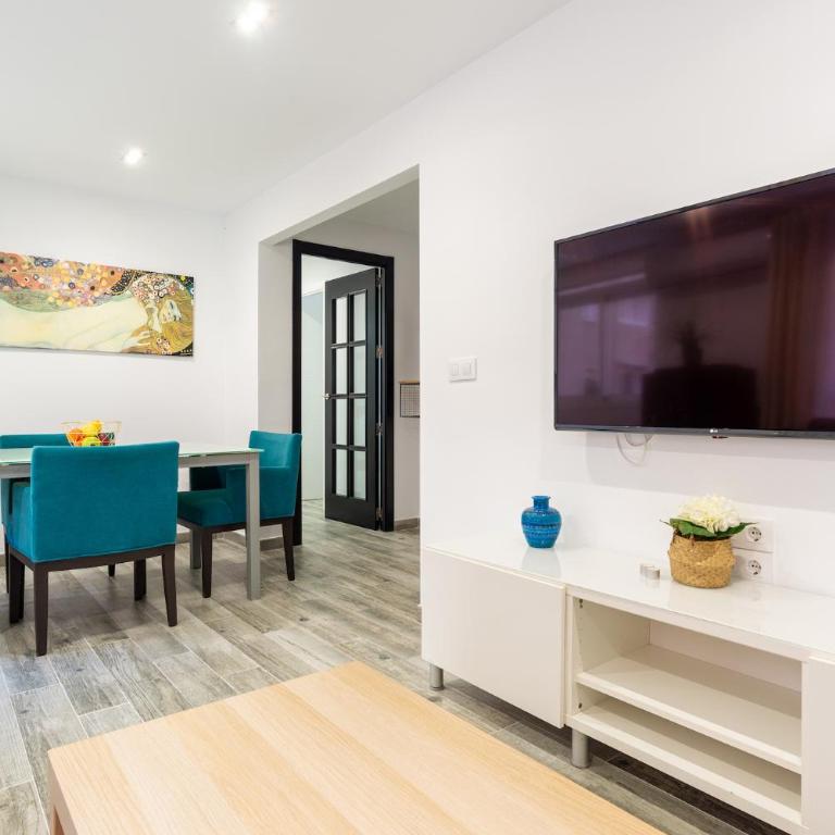 Faro, bonito apartamento en la Malagueta - Three-Bedroom Apartment - 5
