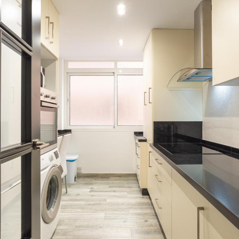 Faro, bonito apartamento en la Malagueta - Three-Bedroom Apartment - 13