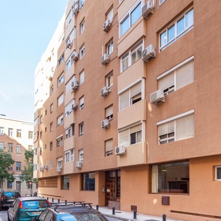 Faro, bonito apartamento en la Malagueta - Three-Bedroom Apartment - 55
