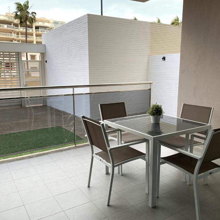 Apartamento con jardín en primera linea de playa con parking y piscina - Apartamento - Planta baja - 3