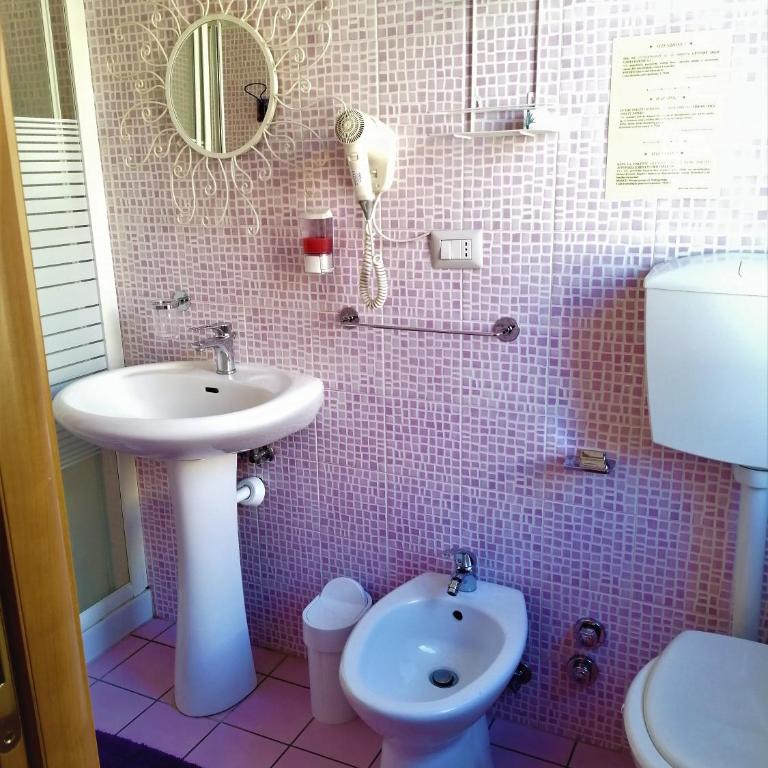 Hotel Serenella - Camera Matrimoniale/Doppia con Letti Singoli con Bagno Privato - 6