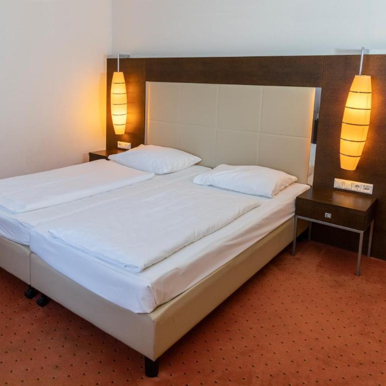 Hotel Plattenwirt - Großes Doppel- oder Zweibettzimmer mit Straßenblick - 1