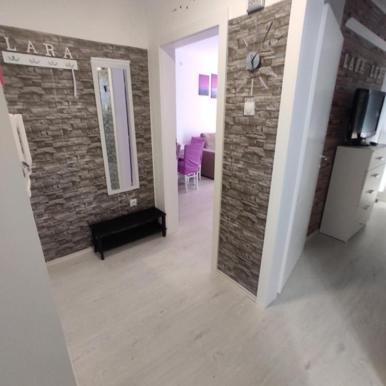 Lara Lux - One-Bedroom Apartment - 6