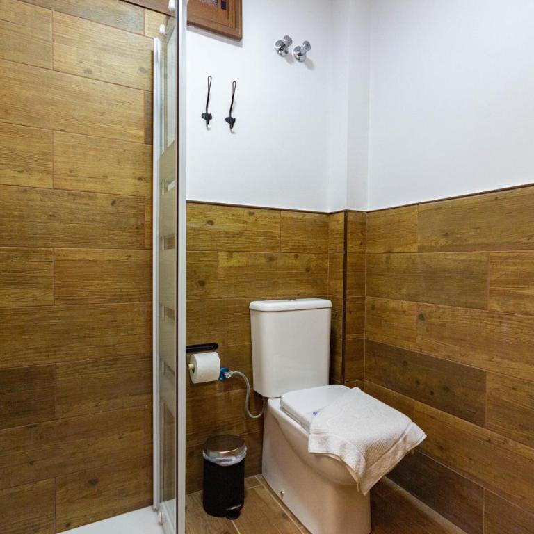 Slipper friendly Holiday Home - Three-Bedroom House - 17