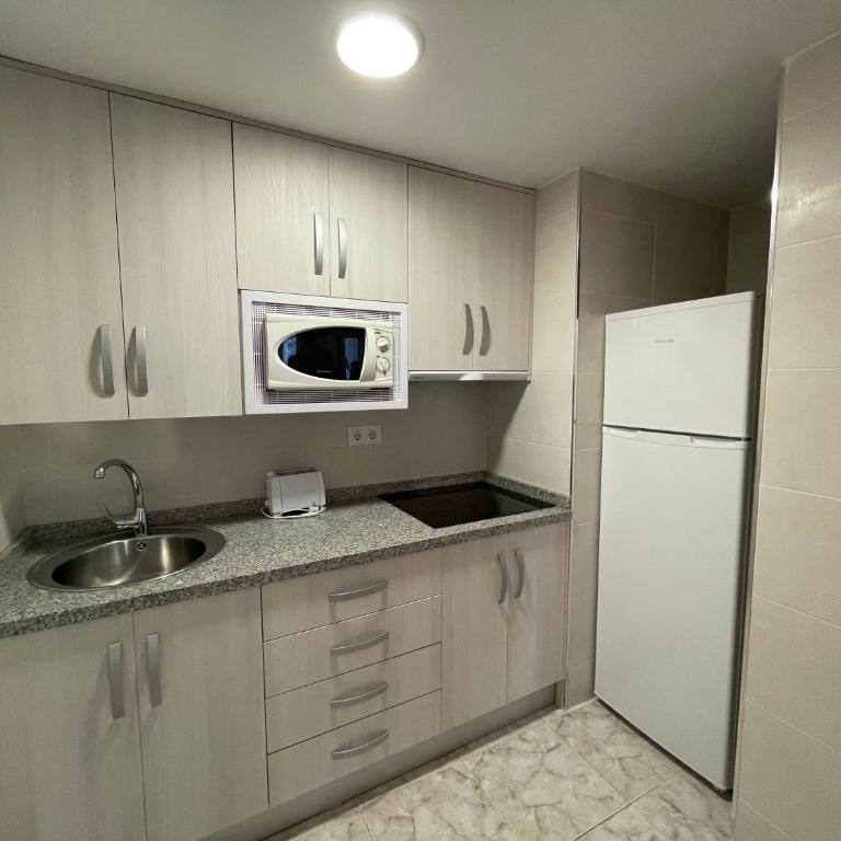 Apartamentos Playa Almuñécar Parking Incluido - Habitación Cuádruple con vistas a la montaña - 9