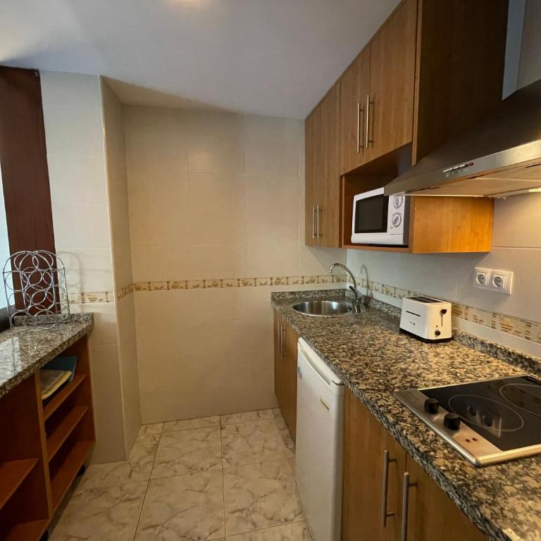Apartamentos Playa Almuñécar Parking Incluido - Habitación Cuádruple con vistas a la montaña - 10