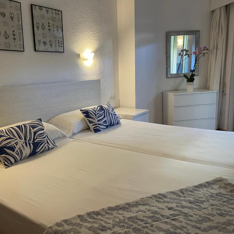 Apartamentos Playa Almuñécar Parking Incluido - Habitación Cuádruple con vistas a la montaña - 13