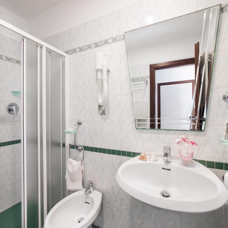 Viva Beach Hotel - 20m from the Beach & Large Breakfast - Camera Matrimoniale/Doppia con Letti Singoli - 8