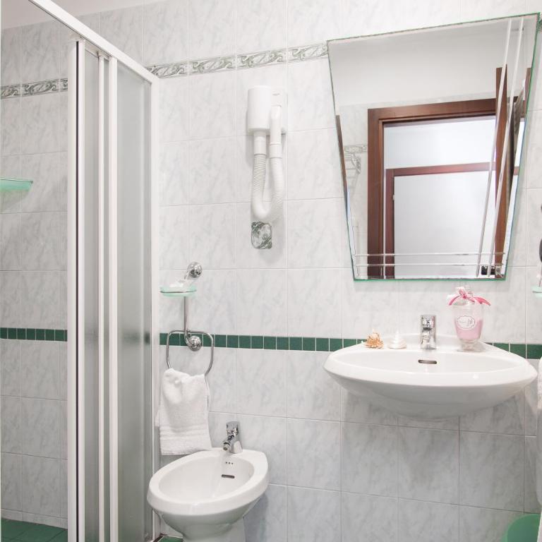 Viva Beach Hotel - 20m from the Beach & Large Breakfast - Camera Matrimoniale/Doppia con Letti Singoli - 7