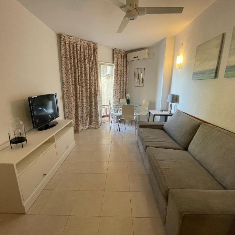 Apartamentos Playa Almuñécar Parking Incluido - Habitación Cuádruple con vistas a la montaña - 3