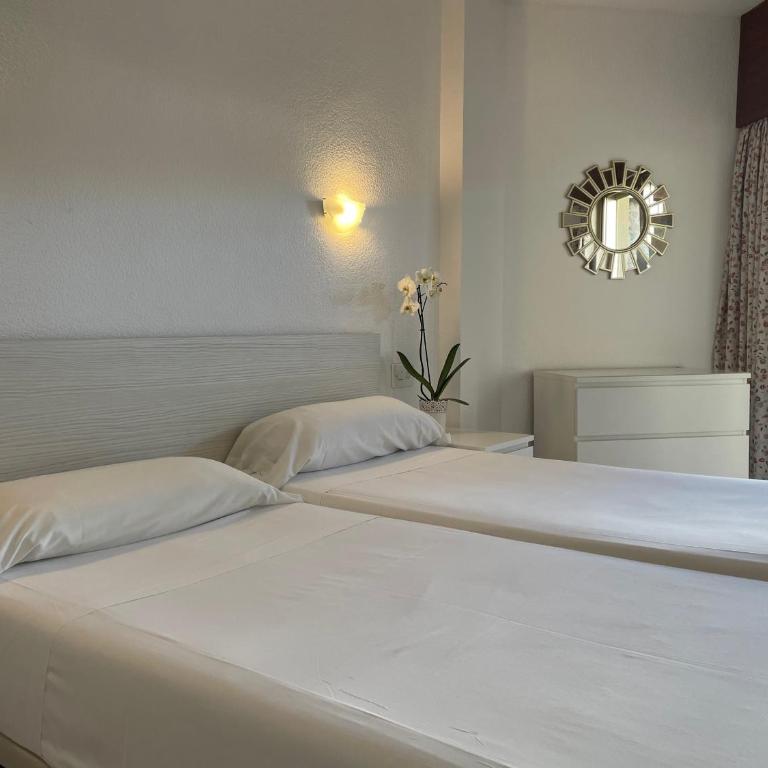 Apartamentos Playa Almuñécar Parking Incluido - Habitación Cuádruple con vistas a la montaña - 14