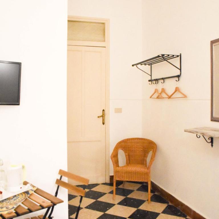 Casa Jolanda B&B - Camera Doppia con Letti Singoli e Bagno in Comune - 11