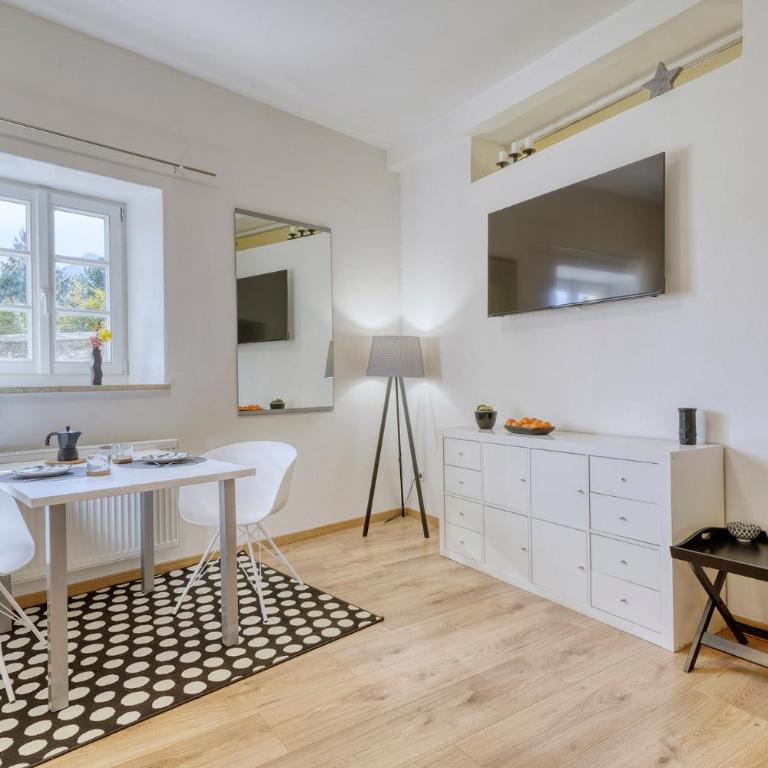HOMESTWENTY3 - Home five - One-Bedroom Apartment - 4