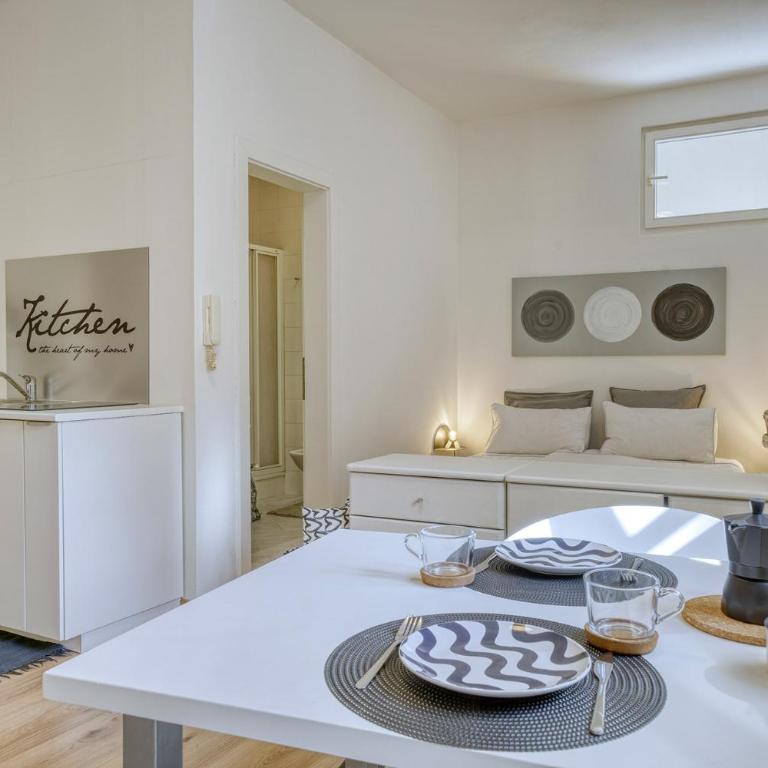HOMESTWENTY3 - Home five - One-Bedroom Apartment - 6
