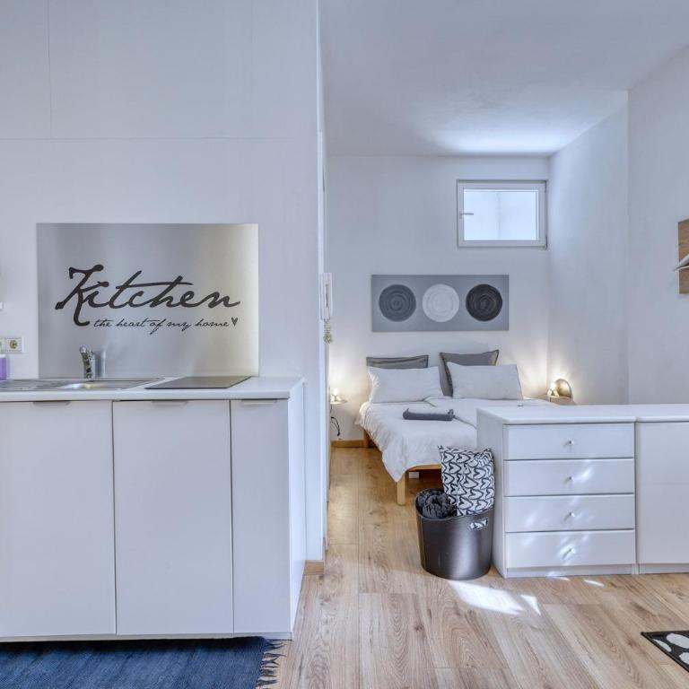 HOMESTWENTY3 - Home five - One-Bedroom Apartment - 1