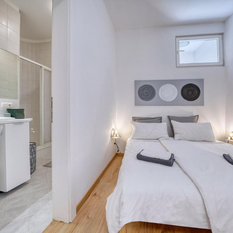 HOMESTWENTY3 - Home five - One-Bedroom Apartment - 8