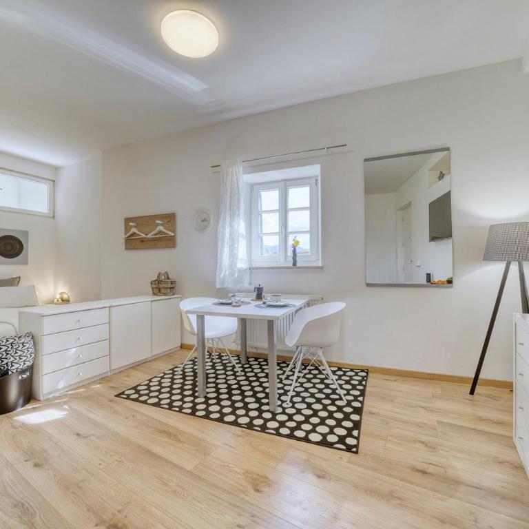 HOMESTWENTY3 - Home five - One-Bedroom Apartment - 2