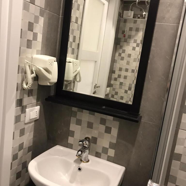 Guest House Bracciano RM - Camera Singola con Bagno Privato - 1
