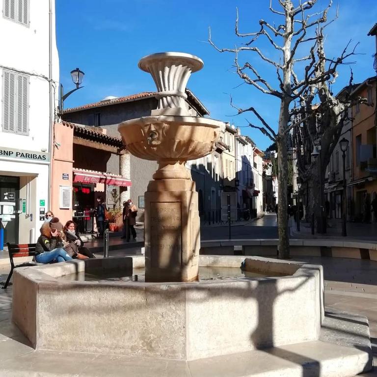 Mon petit Paradis, Cassis centre Apt 90 m2, 200 m Mer, terr plein sud, clim park privé - Appartement 3 Chambres - 37