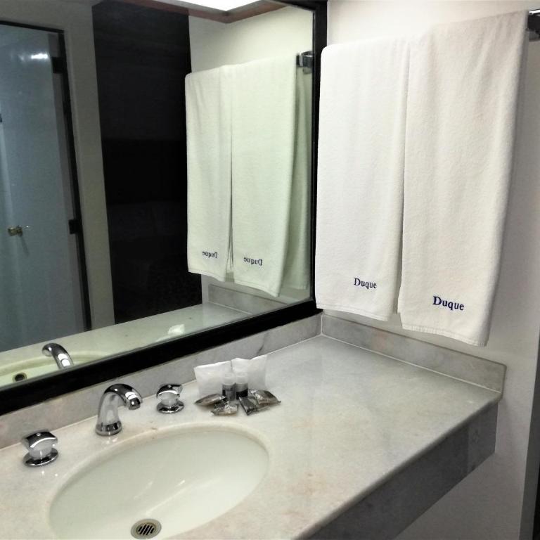 Hotel Duque - Deluxe Queen Room - 5