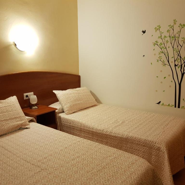 Hostal Mary - ADULTS ONLY 18 AND UP - Habitación Doble Económica - 2 camas - 3