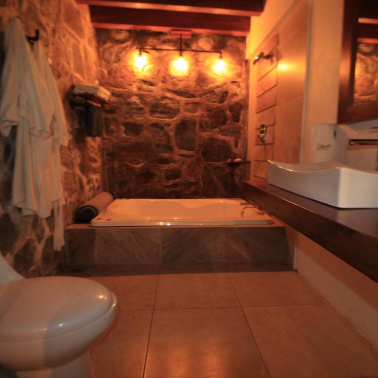 Casa Acento - Habitación con cama extragrande y bañera de hidromasaje - 7