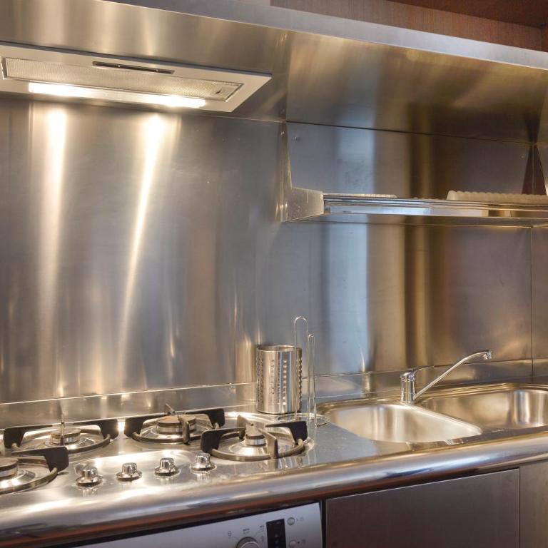 UR-NEST Moline - Three-Bedroom Apartment - 8