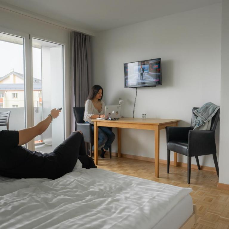 Nyon Hostel - Doppelzimmer mit Balkon - 1
