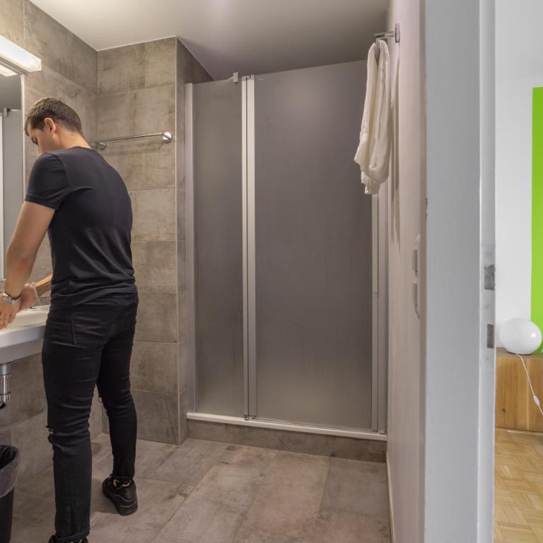 Nyon Hostel - Doppelzimmer mit Balkon - 7