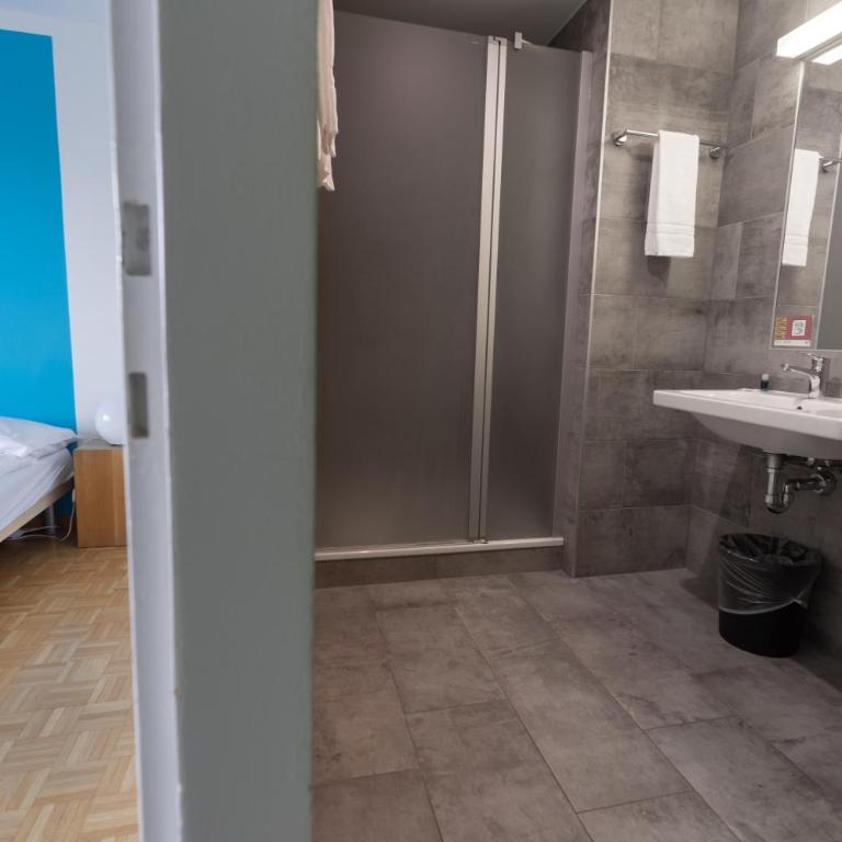Nyon Hostel - Doppelzimmer mit Balkon - 9