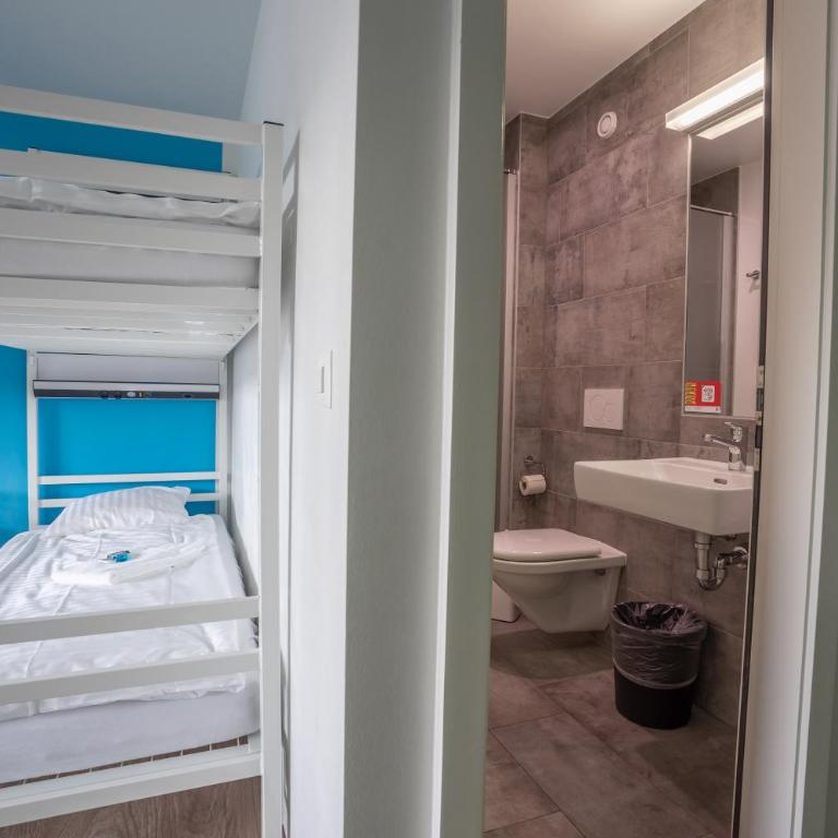Nyon Hostel - Economy Vierbettzimmer mit Bad - 5
