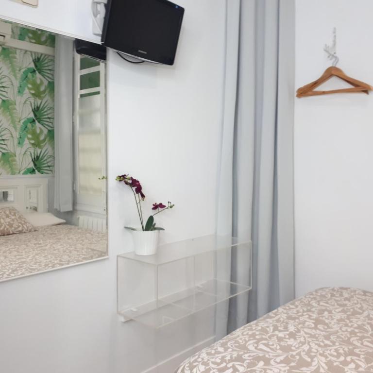 Hostal Casa Chueca - Single Room with Private Bathroom - 9