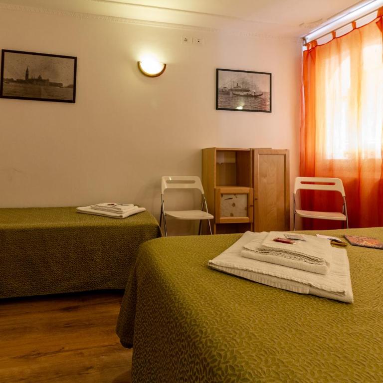 Veneziacentopercento Rooms - Camera Matrimoniale/Doppia con Letti Singoli con Letto Supplementare e Bagno in Comune - 12