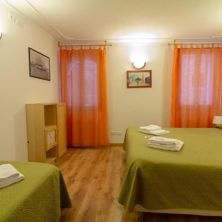 Veneziacentopercento Rooms - Camera Matrimoniale/Doppia con Letti Singoli con Letto Supplementare e Bagno in Comune - 3