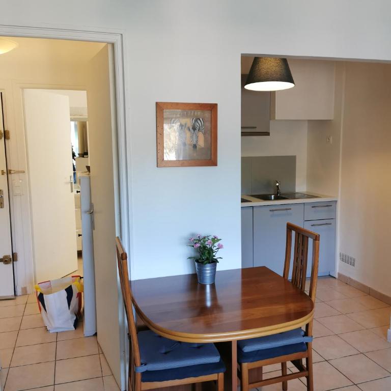 STUDIO 2 étoiles Rénové Proche des THERMES - Appartement 1 Chambre - 8