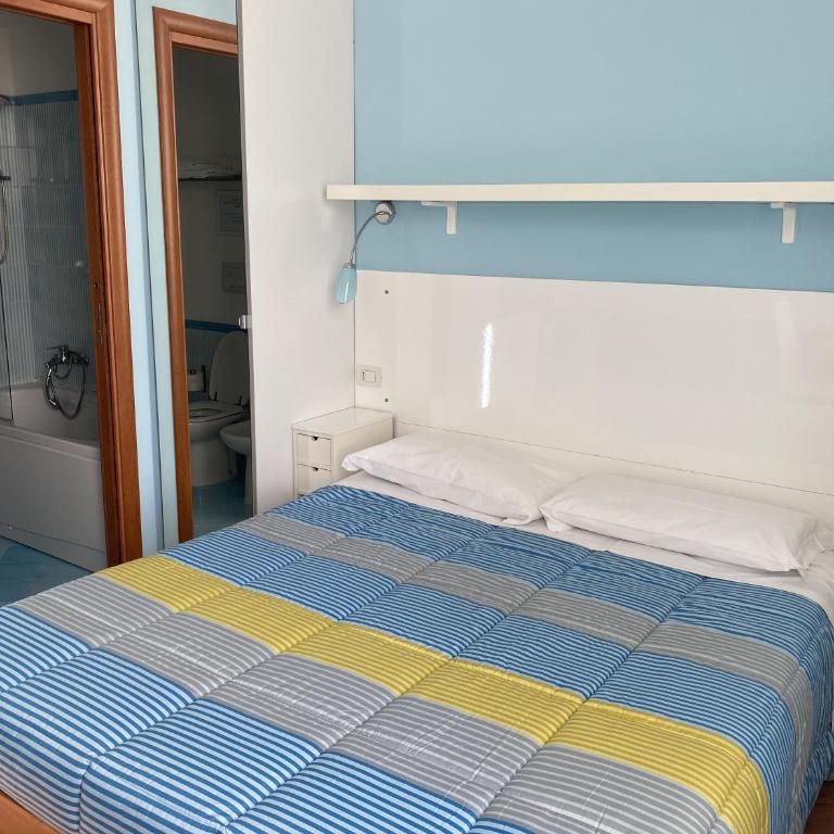 Luna Rossa Roma Guest House - Double Room with Private Bathroom - 3