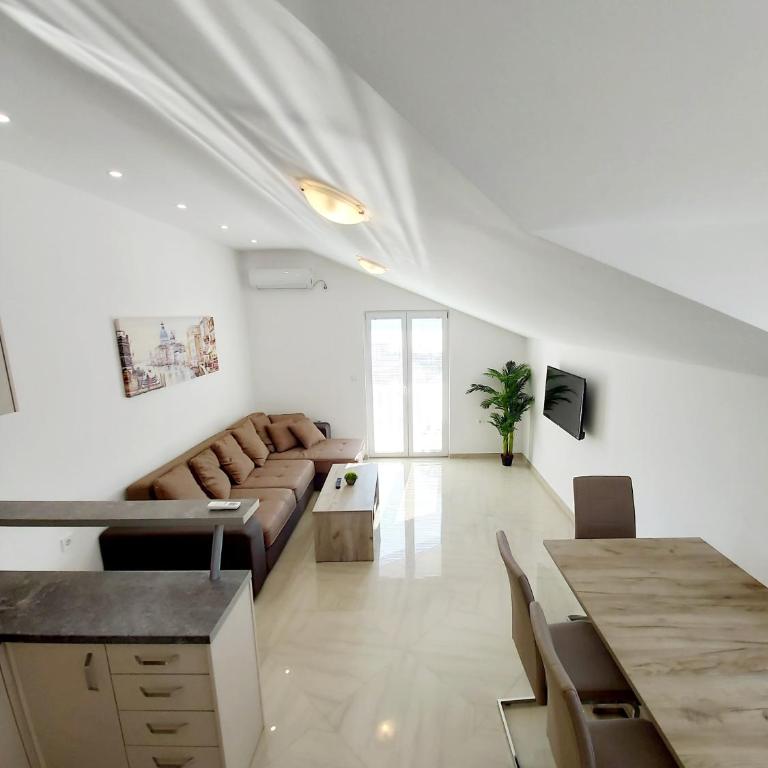 Viktor - Two-Bedroom Apartment - 11