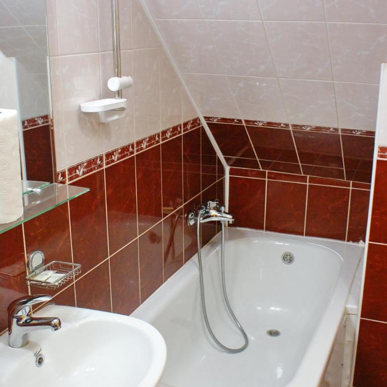 Guest House Villa Mir - Trokrevetna Soba sa Sopstvenim Kupatilom - 5