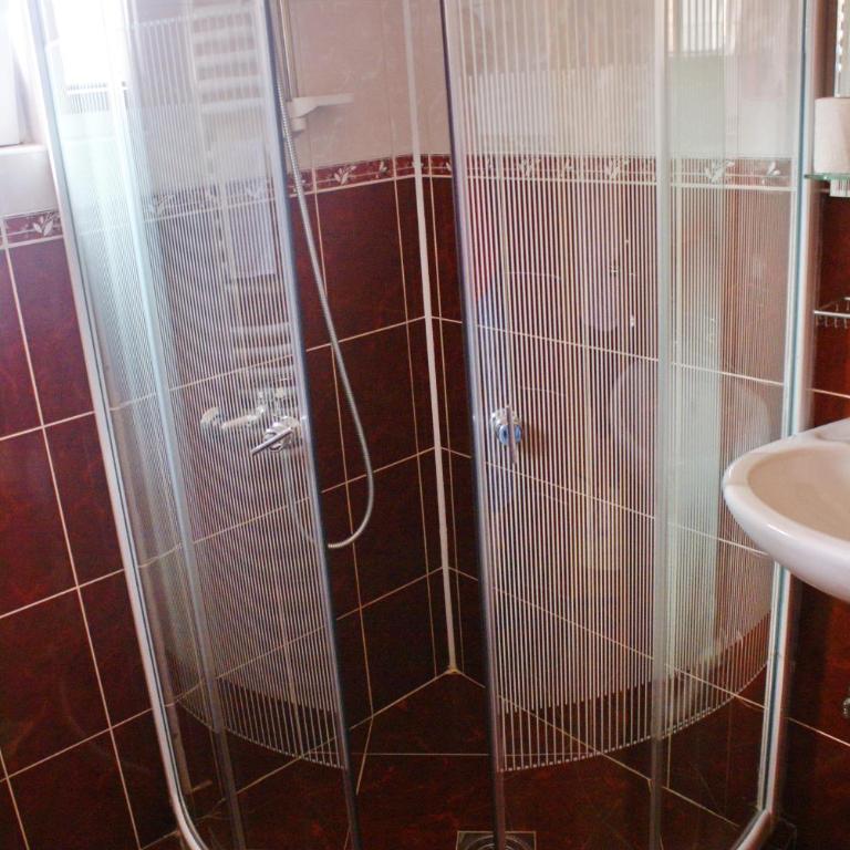 Guest House Villa Mir - Quadruple Room with Private Bathroom - 9