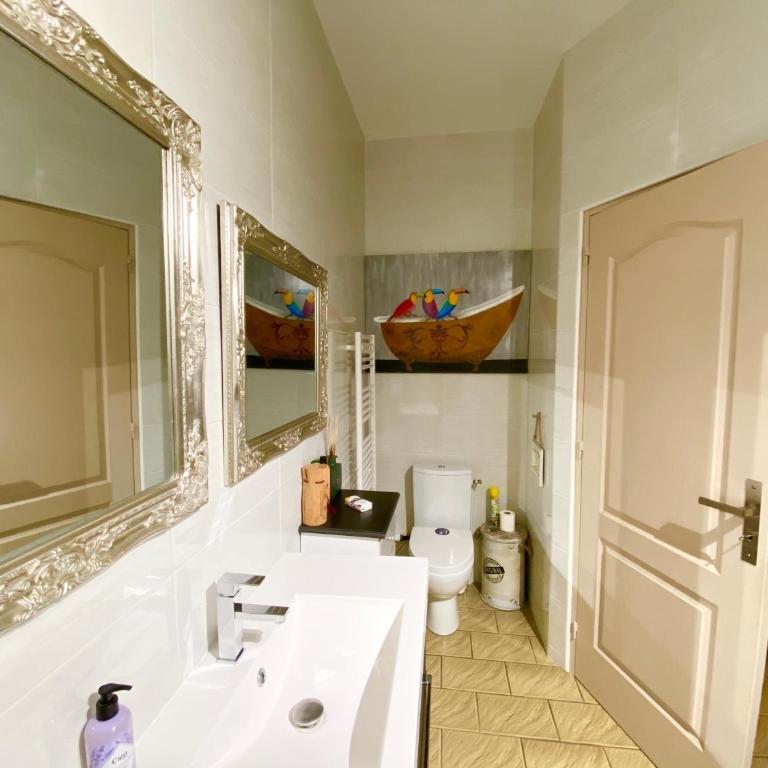 Domaine Ô Clair de Lune - Chambres d'Hôtes et Gîtes à Sarlat - Accès Cité Médiévale 5 minutes à pied - Parking - SPA & Massages en option - Piscine de saison - Suite avec Salle de Bains Privative - 7