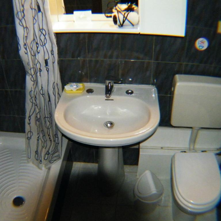 Le Rose di Bi - Camera Matrimoniale con Bagno Privato - 9