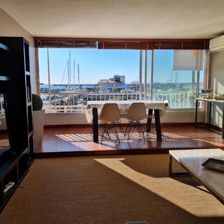 Résidence de standing la Pêcherie Spacieux T3 comme un cocon familial vue mer et sur l'avant port Sur le bout du bout de Cap d'Agde seule cap en Occitanie - Apartment with Sea View - 12